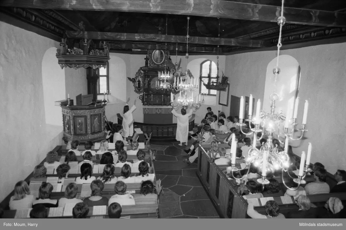 Gospelkören Seier från Mölndals vänort i Norge gästar Kållered, år 1984. Musik och sång i Kållereds kyrka.

För mer information om bilden se under tilläggsinformation.