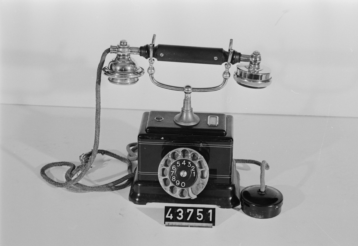 Telefonapparat, bordsmodell av plåt med LM-emblem. För Aut.system. Märkt: 4386