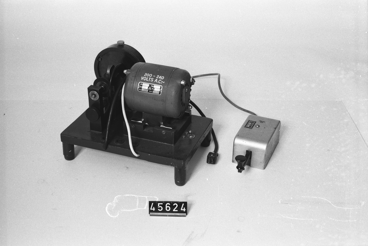 Transmitter med två detaljer, motor med inkopplad telegrafnyckel.