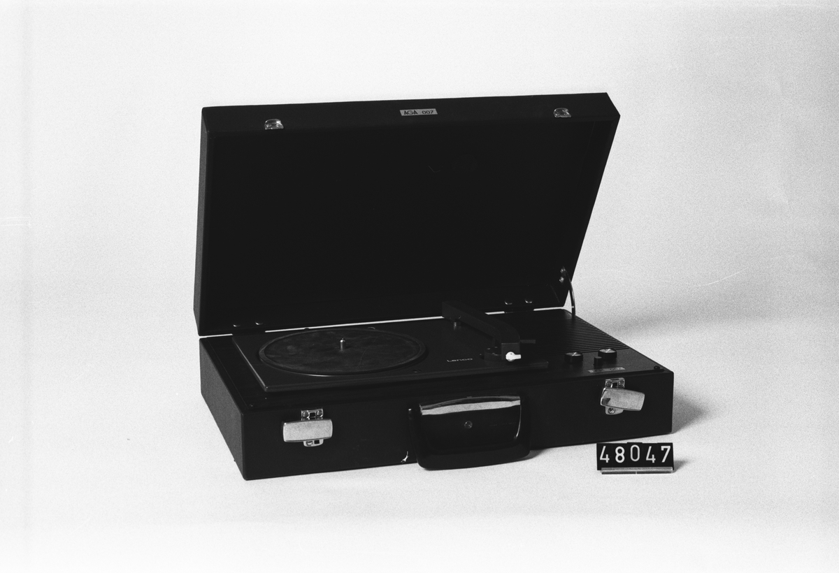 Nätdriven skivspelare Lenco 640 n:r 12342 med tre hastigheter, inbyggd förstärkare och högtalare, i väska. Märkt: AGA Smart TYP 007