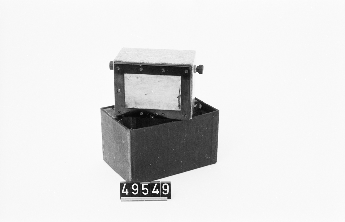 Kolkornsmikrofon i kolmårdsmarmor, märkt: A/79, i svart kartong utan lock.