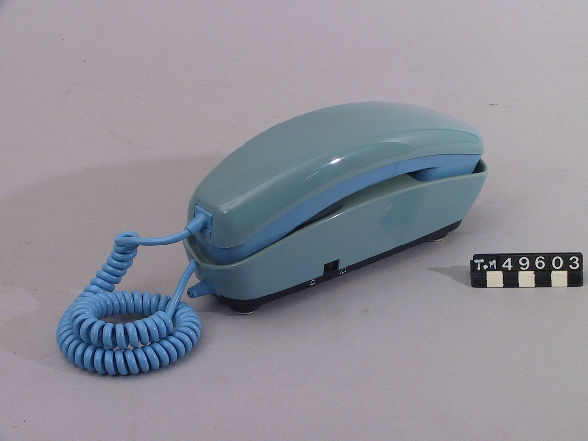 Telefonapparat med impulsval, samt minne för 10 nummer.