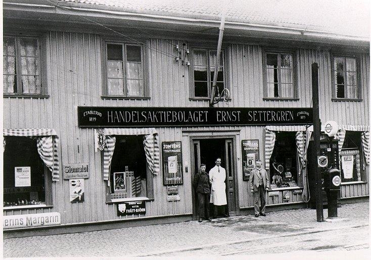 Ernst Settergrens affärsfilial, Järnvägsgatan. Tre män: Yngve Sundbäck, Bertil Karlsson, Viktor Högvall.
