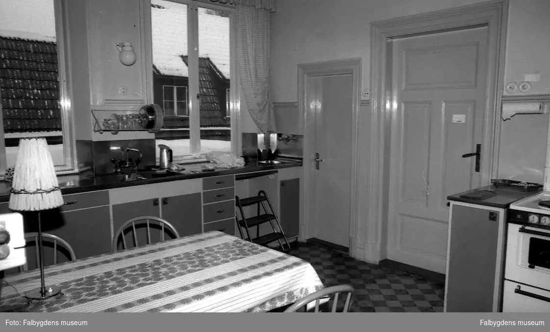 Kv. Guldsmeden. Storgatan 20. Familjen Brandts hem, köket. Vänstra dörren leder till skafferiet och den högra till köksdörren till gården.