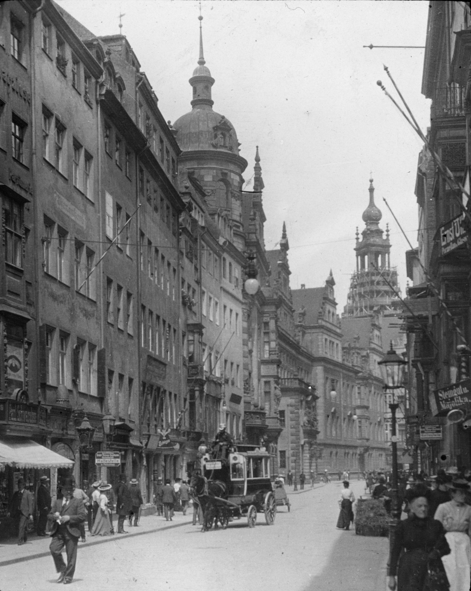 Skioptikonbild med motiv från Schlossstrasse med Hofkirche i Dresden.
Bilden har förvarats i kartong märkt: ?