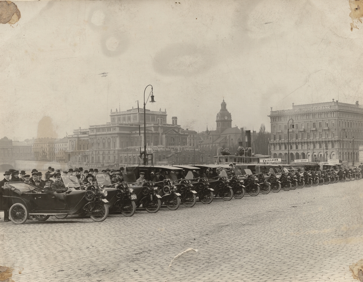 Kortege av Phänomobiler genom Stockholm 1913.