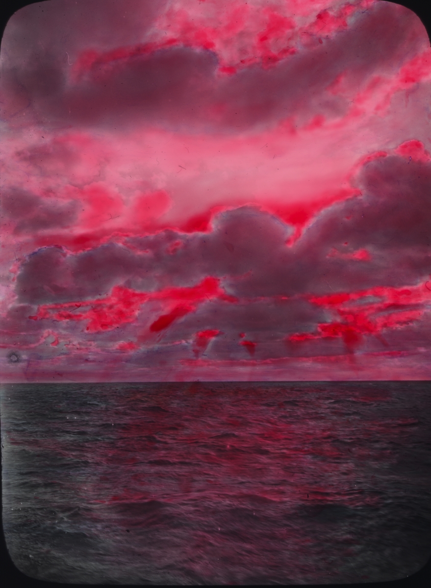Kolorerad skioptikonbild med motiv av röd solnedgång.