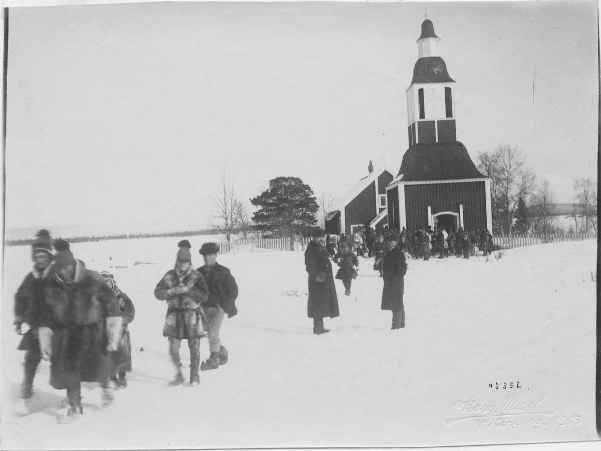 På väg från besök i Jukkasjärvi kyrka, Jukkasjärvi församling.