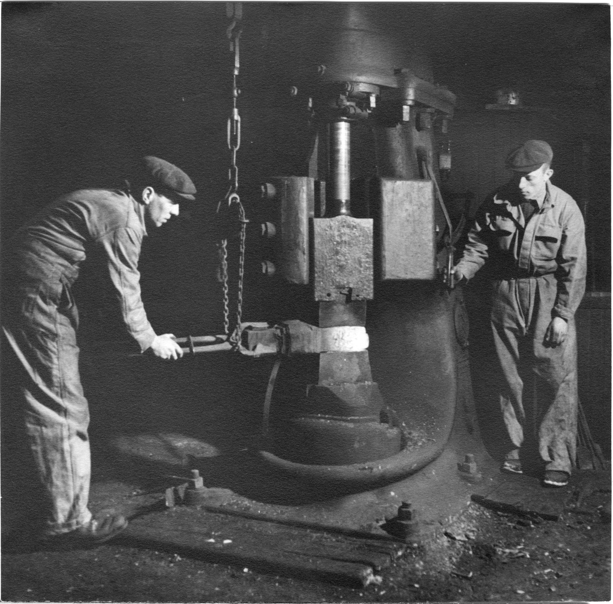 Ånghammare på okänt järnbruk. Fotografiet var med i Tefas pristävlan 1941.