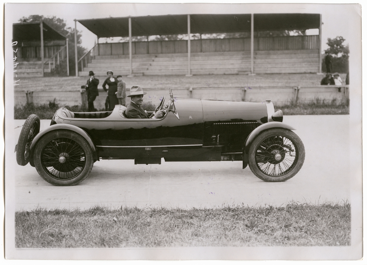 Automobil av märket Bugatti.