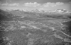 Hjerkinn, Dovre, 08.07.1952, Hjerkinn stasjon til venstre i 
