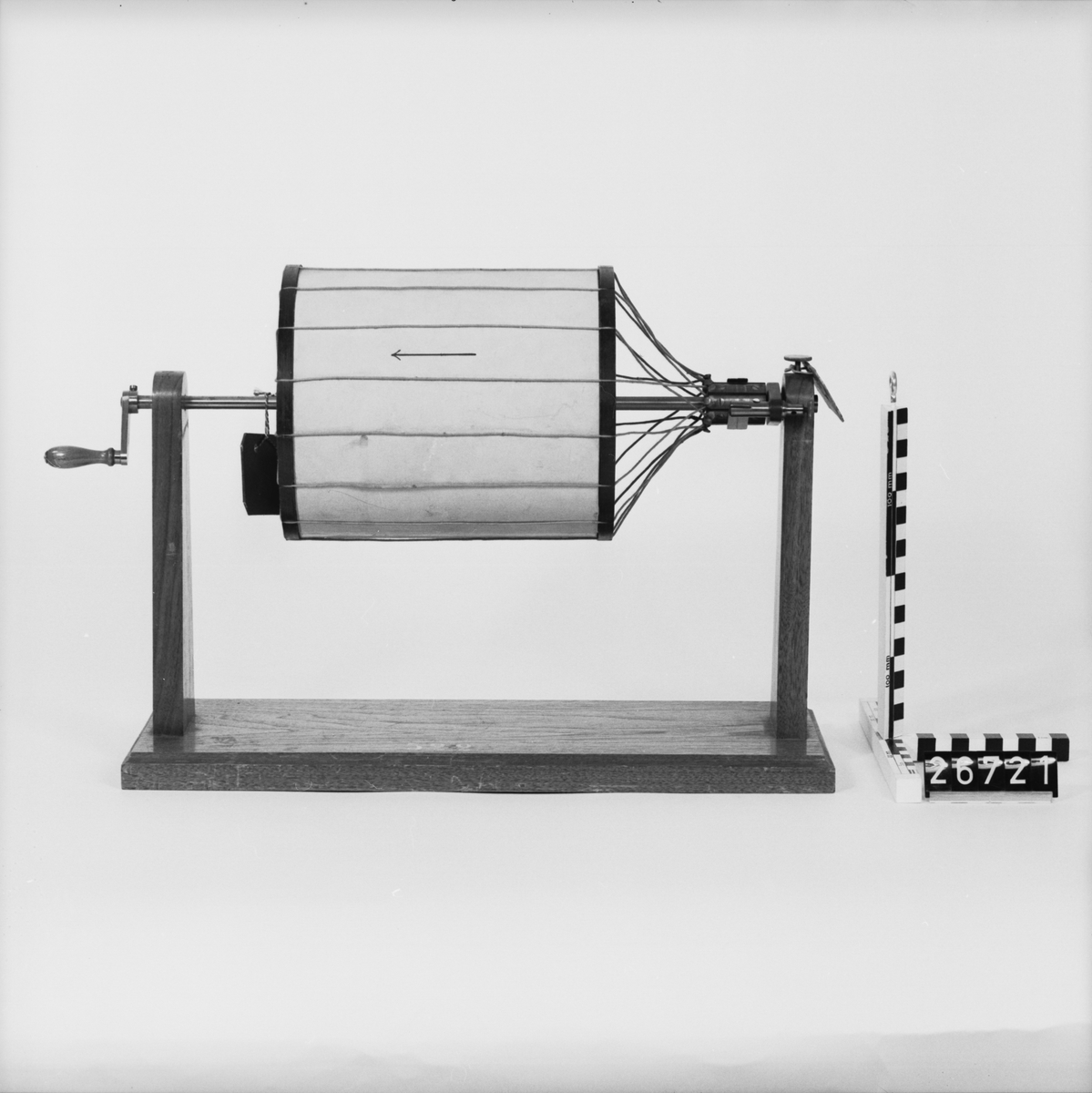 Modell till truminduktor av trä, papp, mässing och stål. Induktorn är monterad på ett stativ av trä.