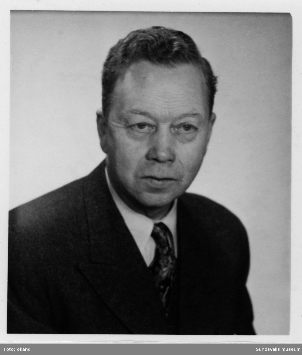 Porträtt av Viktor Larsson (1892-1977) under olika åldrar. Bedrev specerihandel i Östrand. Porträtten är tagna omkr 1909, 1948 samt 1958.