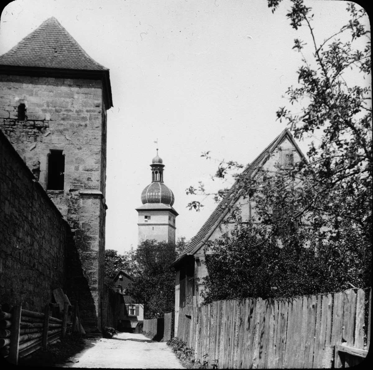 Skioptikonbild med motiv från Dinkelsbühl med stadsporten Segringer Tor i bakgrunden.
Bilden har förvarats i kartong märkt: Resan 1911. Dinkelsbühl 10.V.