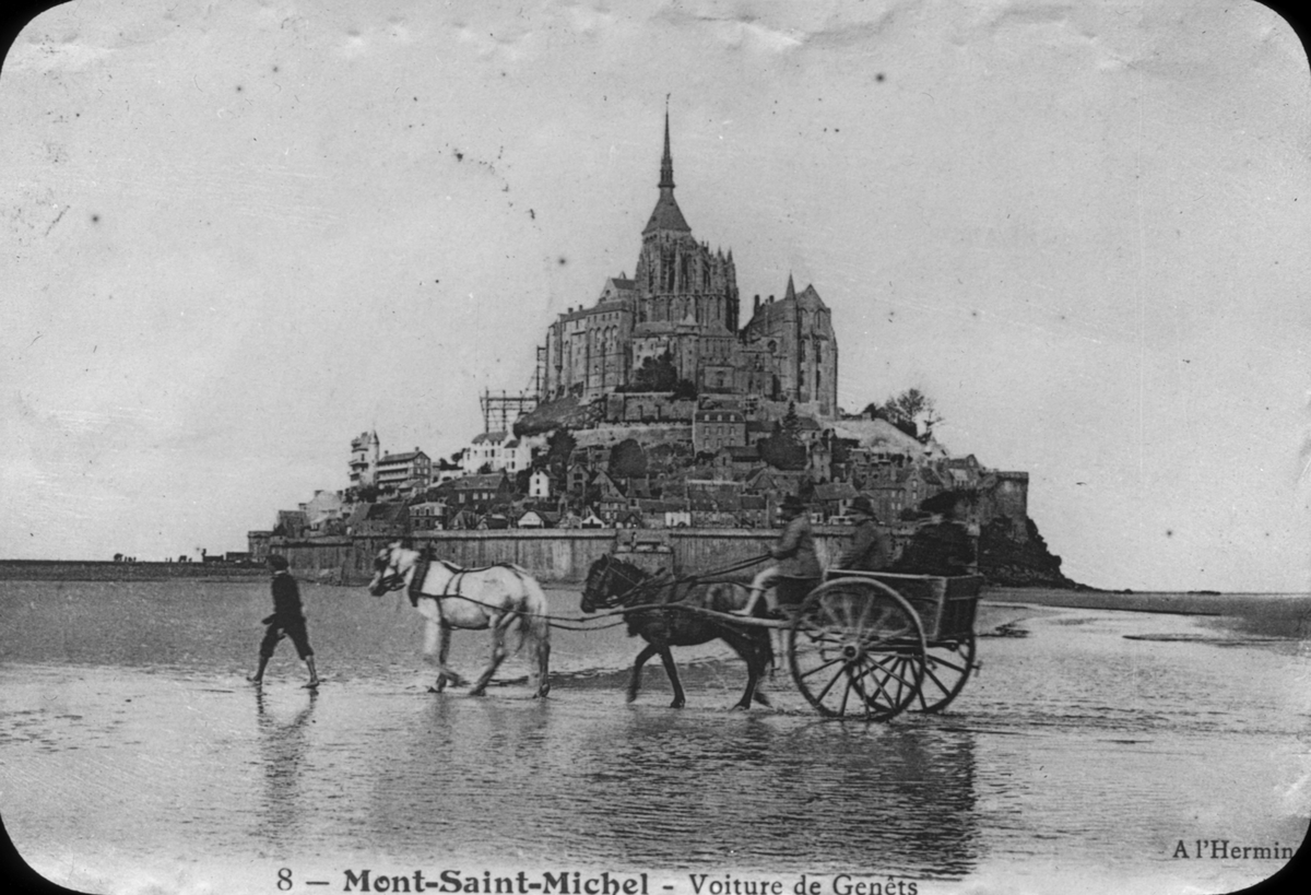 Skioptikonbild med tryckt motiv av Mont-Saint-Michel.
Bilden har förvarats i kartong märkt: Resan 1904. St. Michel. XII.