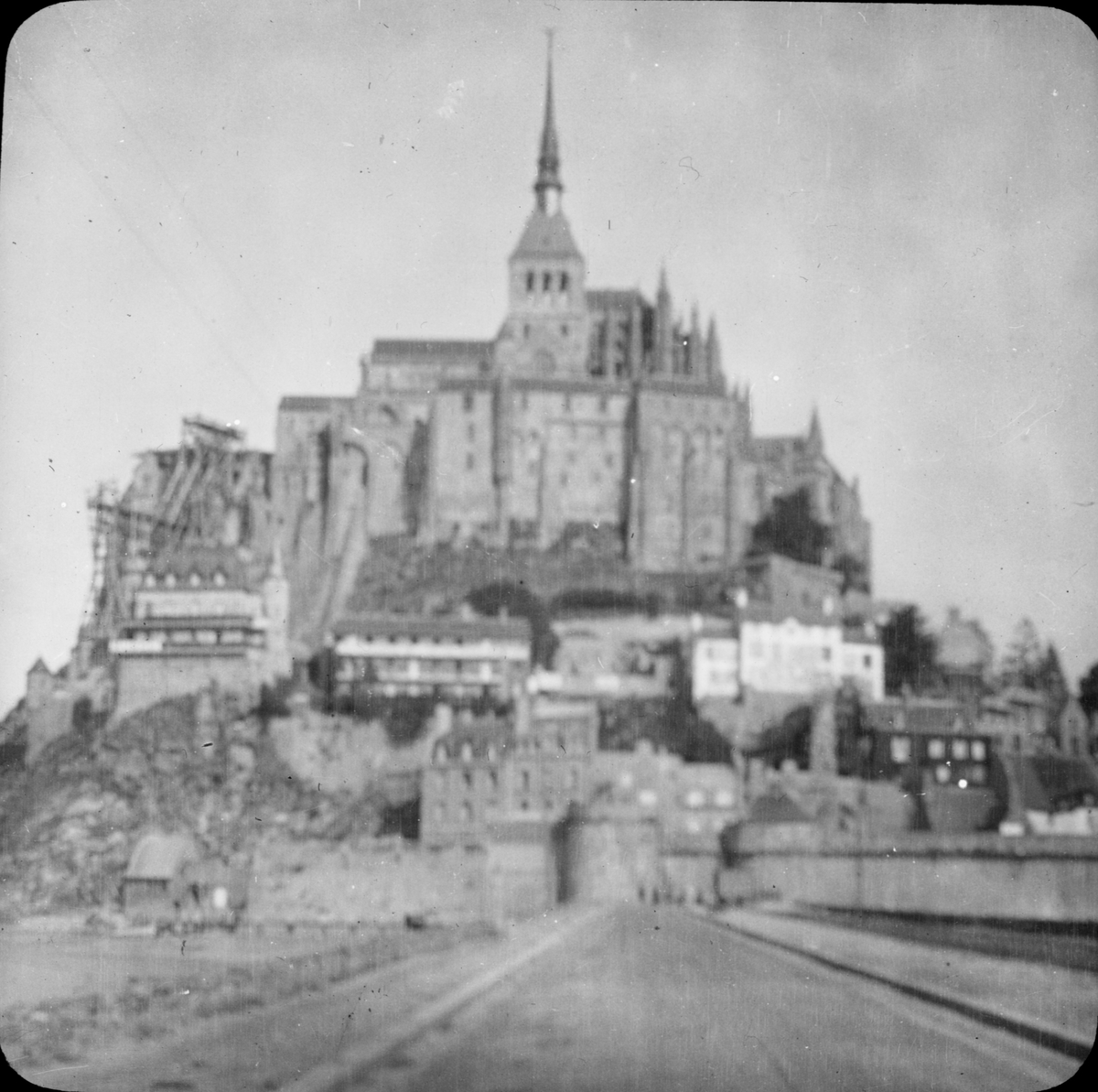 Skioptikonbild med motiv av Mont-Saint-Michel.
Bilden har förvarats i kartong märkt: Resan 1904. St. Michel. XII.