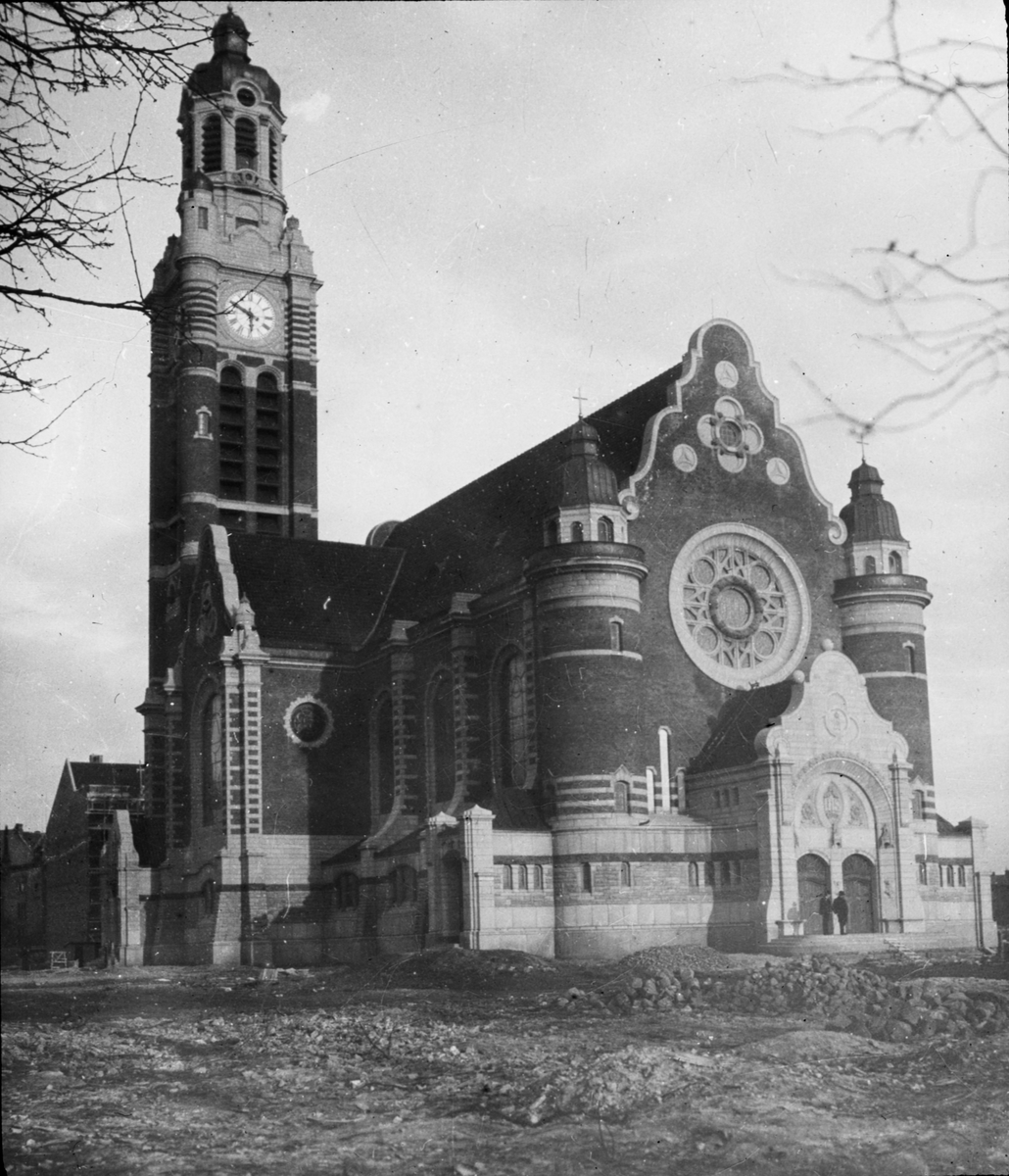 Skioptikonbild med motiv av Sankt Johannes kyrka, Malmö.
Bilden har förvarats i kartong märkt: 1908. Helsingborg 3. Kullen 1. Lund 1. Malmö 2.