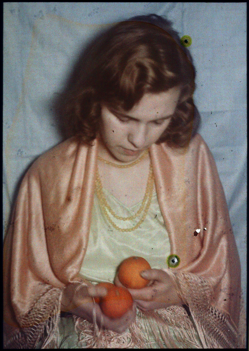 Lumière-autokrom.  "Quomodo".  Porträtt av flicka med apelsinerna.
Geka kunstlichtfilter för autochrom. Nr. 0.