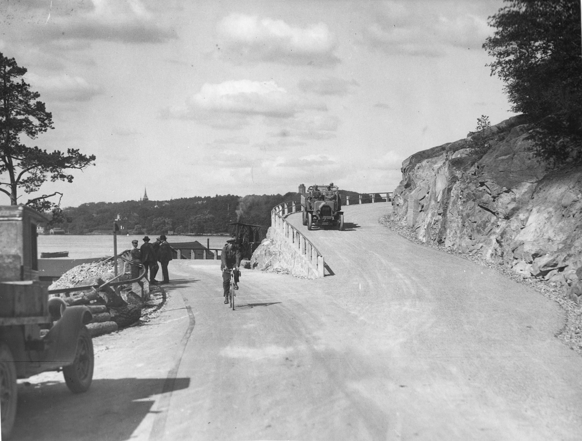 Hästholmsvägen 1929, byggd för Kooperativa Förbundet, av asfaltmakadam.