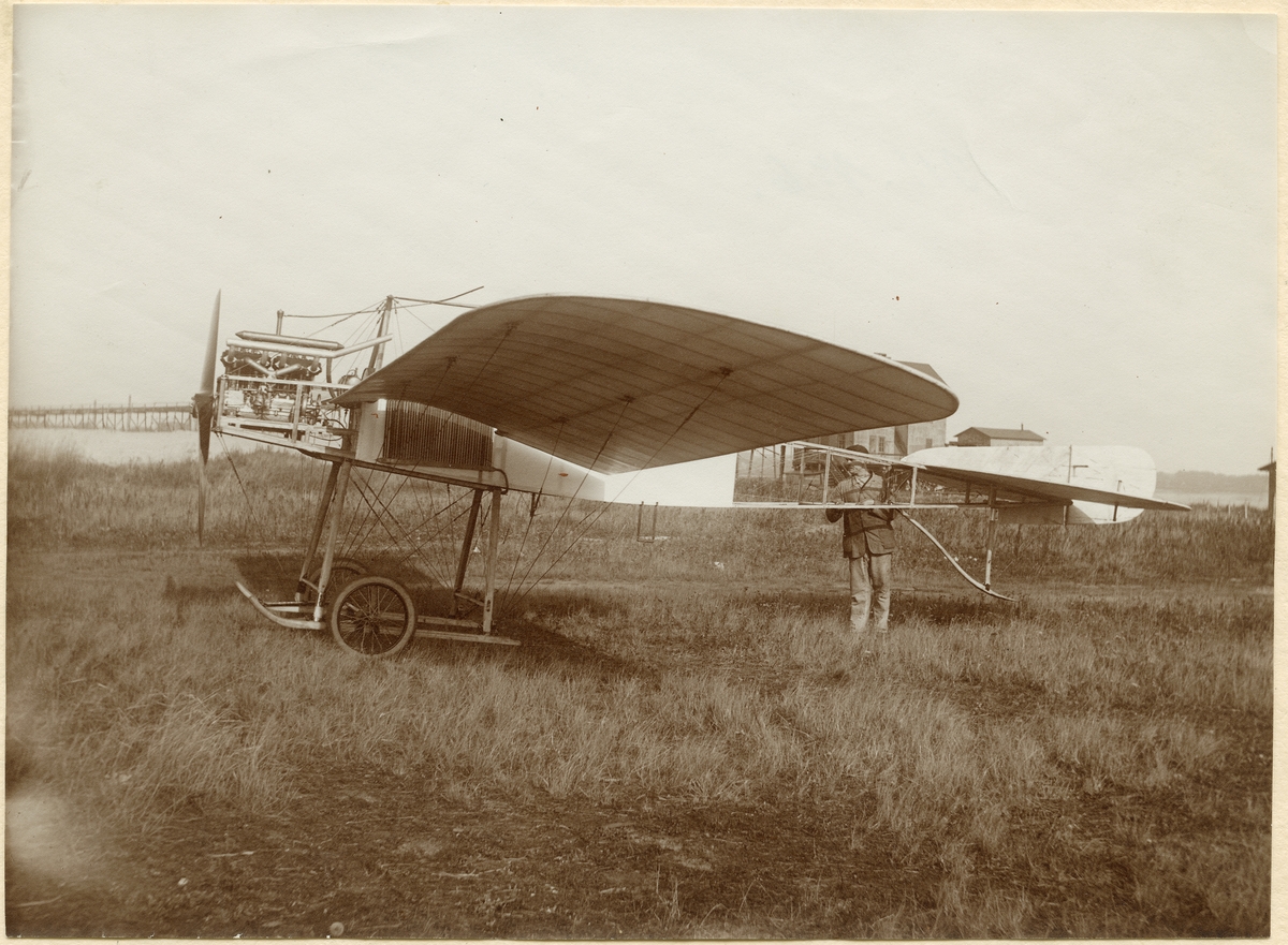 Bild från Oscar Asks verksamhet i Landskrona med flera platser, åren 1910-1915.
Maskinen utförd för fotografering, 1911.
