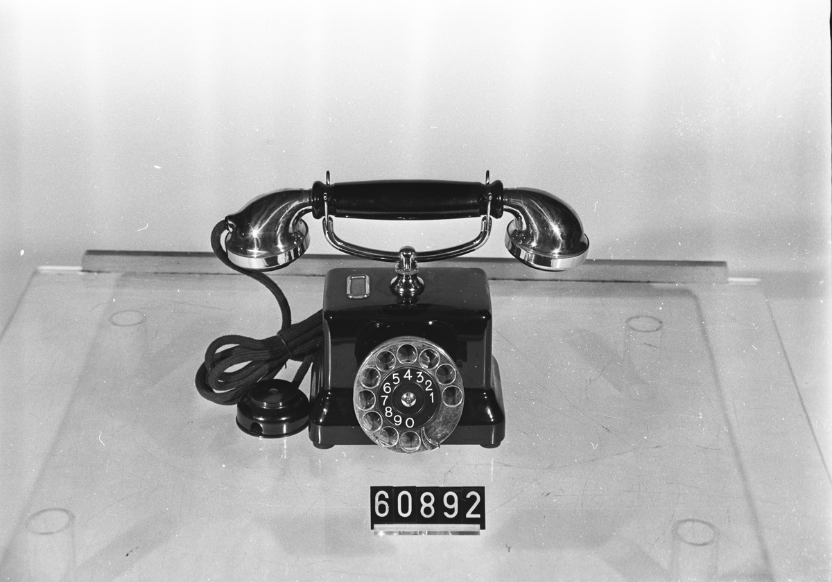 Telefonapparat med rund väggsockel, mindre typen, s.k. Wincrantz-apparat. För anslutning till automatisk växel.