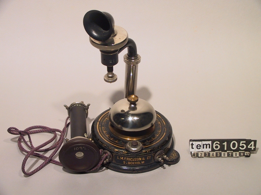 Telefonapparat, bordsmodell, galvanisk, s.k. Liljan. För lokalbatteri. Hörtelefon ditsatt senare.