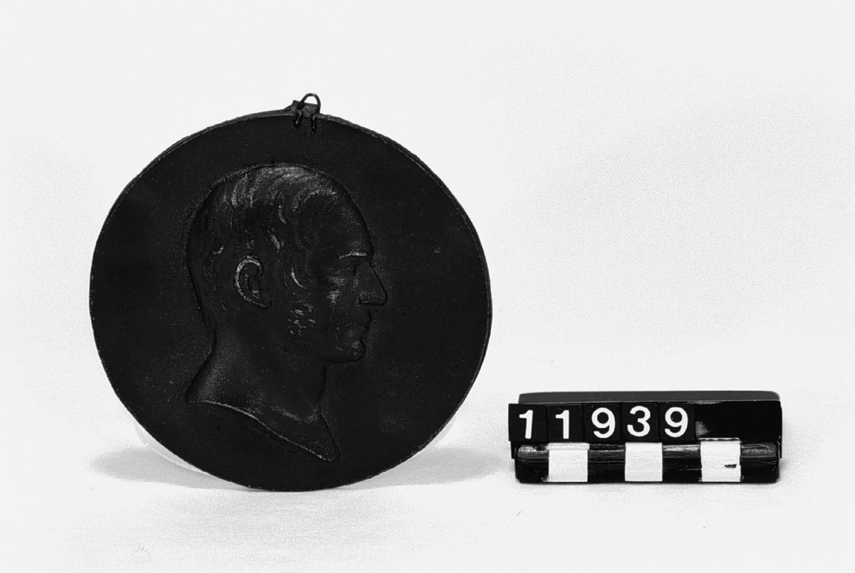 Medaljong i gjutjärn, över N.G. Sefström, f. 1787, d. 1845. Tjocklek 9 mm.