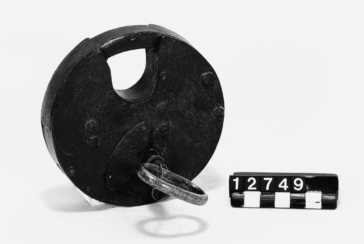 Hänglås, med nyckel, cylinder för nyckeltappen. Tjocklek: 26 mm.