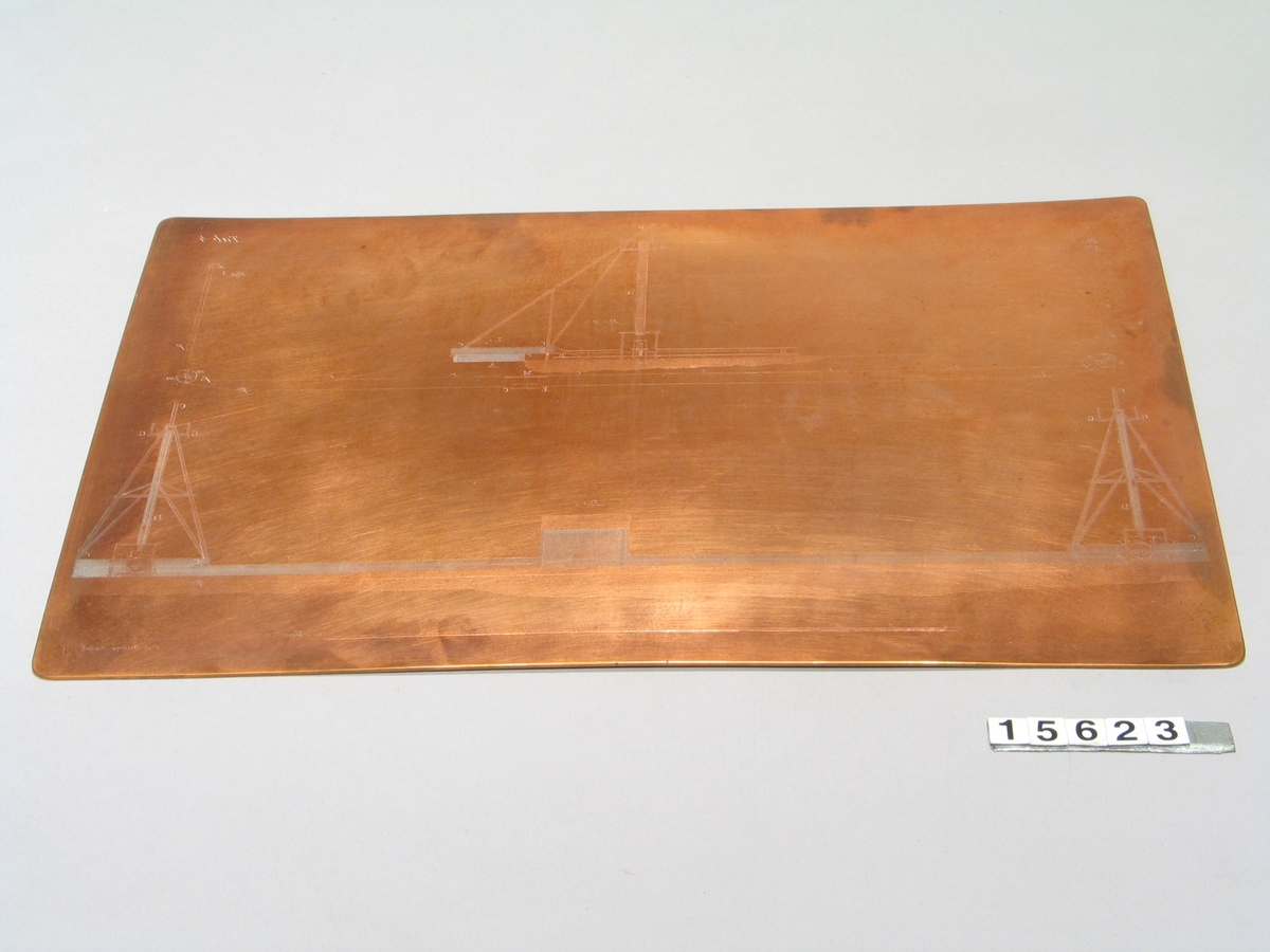 15 st. graverade koppartryckplåtar till arbetet Hydrauliska försök, anställda vid Fahlu Grufva åren 1811-1815, del I och II. Komplett till de 9 planscherna i del I, troligen komplett till plancherna i del II. Plåtarna ligger i samtida avtryck och paket från boktryckaren.