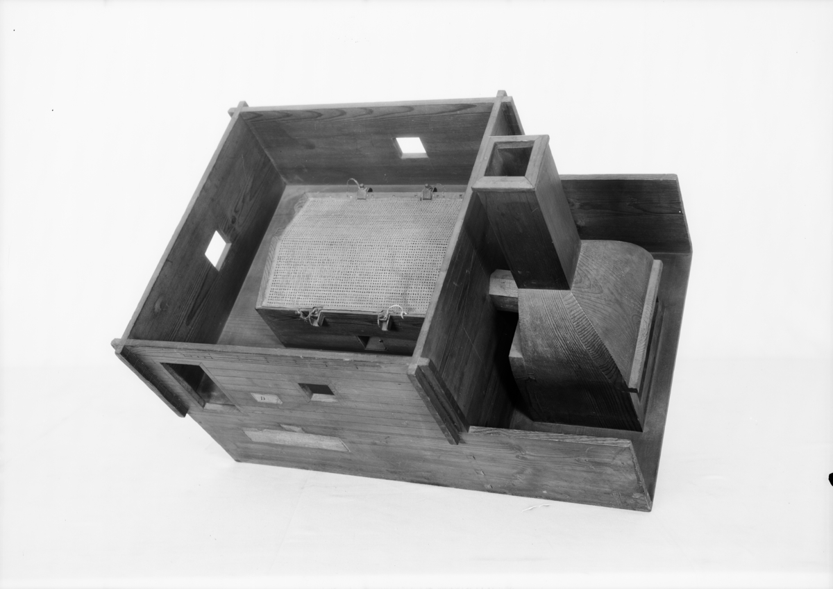 Modell av torkhus för spannmål, konstruerat av Pet. Wäsström. Text på föremålet: "N:o 231. Modell på Sädes Torkinrättning .... D.? XVI:E.1."