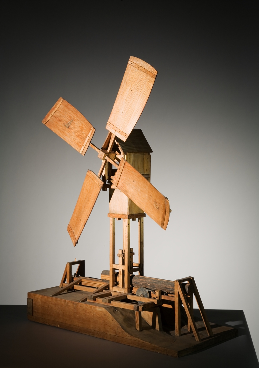 Modell av sågkvarn med vindhjul. Text på föremålet: "Sågqvarn af Polhem. No. 10 F ? B-d-(8) 34".