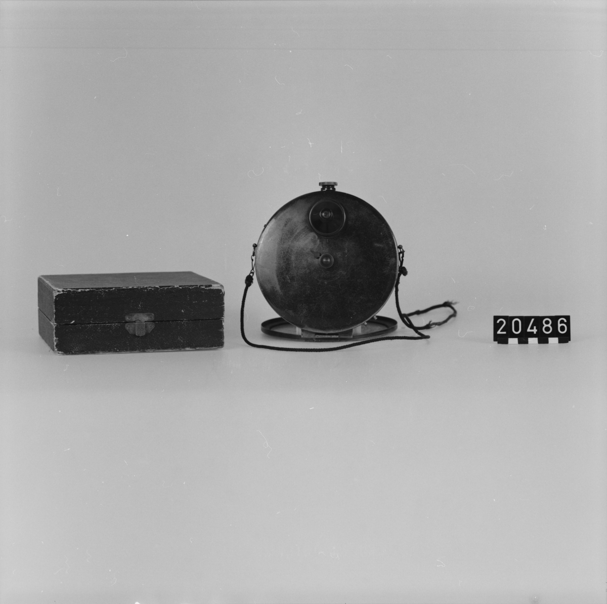"Stirns photographische Geheimkamera", att hålla under rocken, för 6 runda bilder, 3 cm i diameter. I originalask med tryckt text på locket.