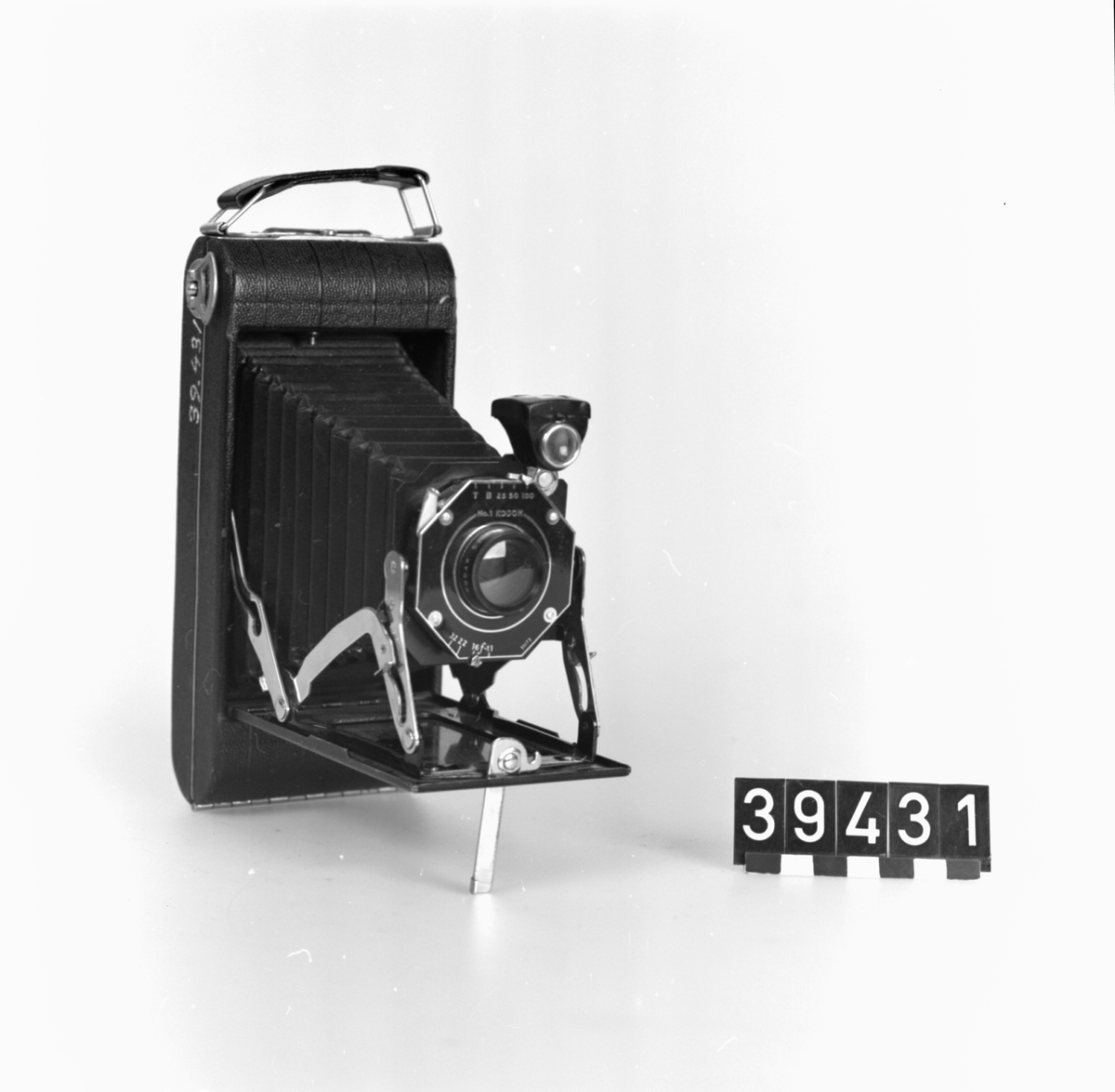Bälgkamera, för rullfilm, svartlackerat hus, bälg av papp, för rullfilm 616. neg. format 6.5 x 11 cm. Slutare: No 1 Kodon: T,B, 25, 50, 100. Bländare: f 11, 16, 22, 32.
