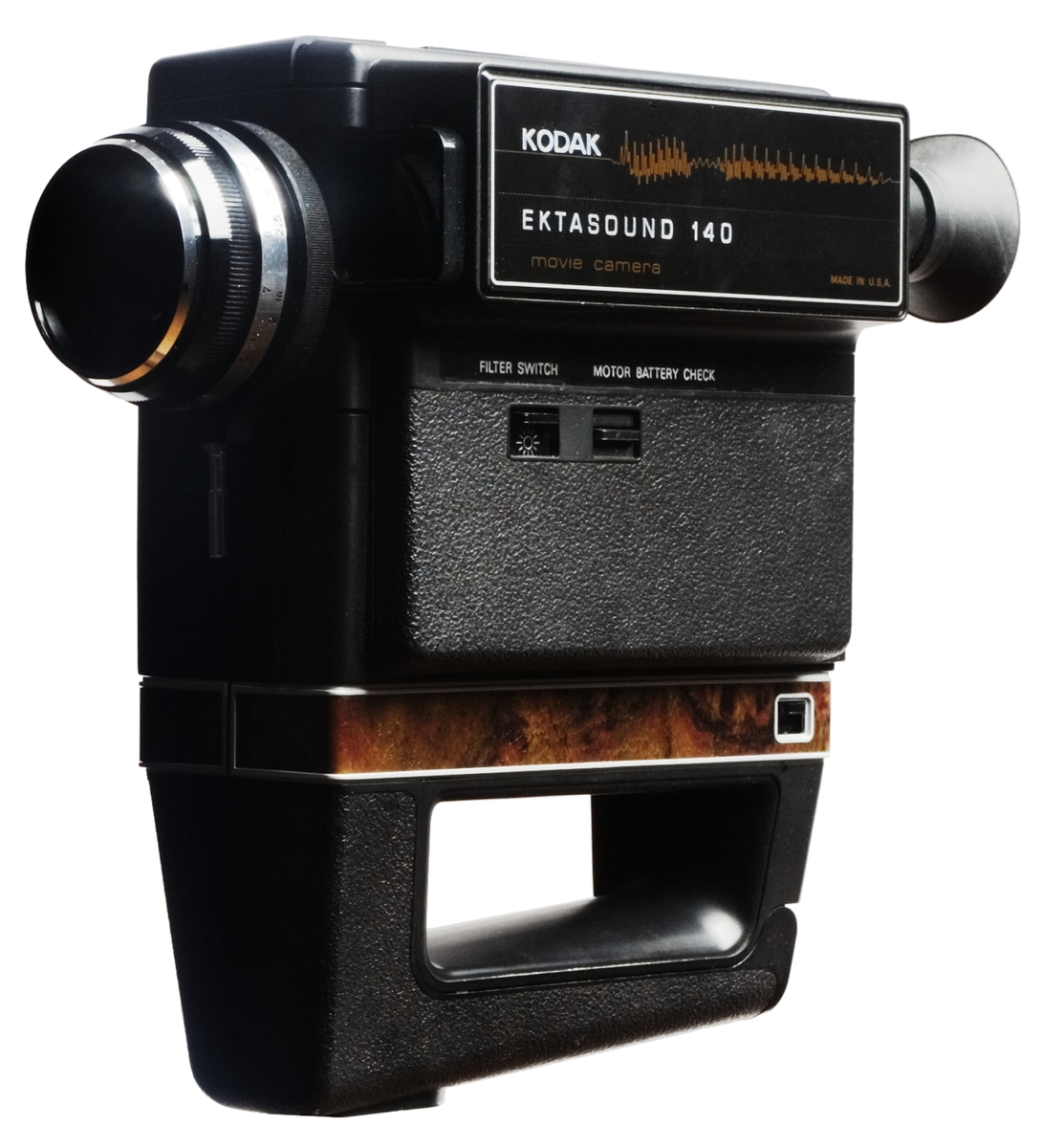 Ljudfilmkamera Super 8, Kodak Ektasound 140, med väska som innehåller mikrofon, stativ och handledsrem. 200 mm objektiv 9-21 mm. Kodak Ektar 200 mm. Inbyggd exponeringsmätare som automatiskt ställer in rätt bländare. Den inbyggda ljudupptagningen justeras också automatiskt.
Tillbehör: Väska med mikrofon, stativ och handledsrem.