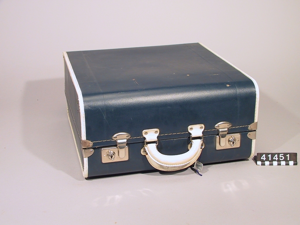 Tillbehör: Originalväska (av pressad papp), mikrofon, anslutningssladdar, magnetband (basf) och tomspole (basf).
