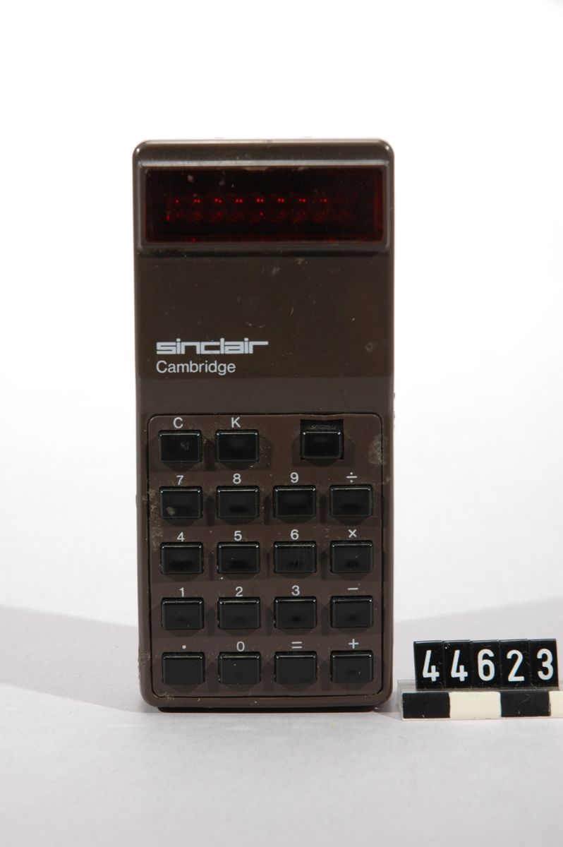 Sinclair Cambridge (typ 1)  infördes sommaren 1973, och var den första i en rad av ett dussin modeller och varianter 8 siffror, LED röda. 4-funktioner, Har [C] och [K] (konstant) funktion. 4x AAA. batterier Integrerad krets - General Instruments Microelectronics GI-C550, Skalet har en blank yta, med en sämre kvalitets gjutning än vanligt för Sinclair. Den huvudsakliga chipet är en dyrare keramisk typ