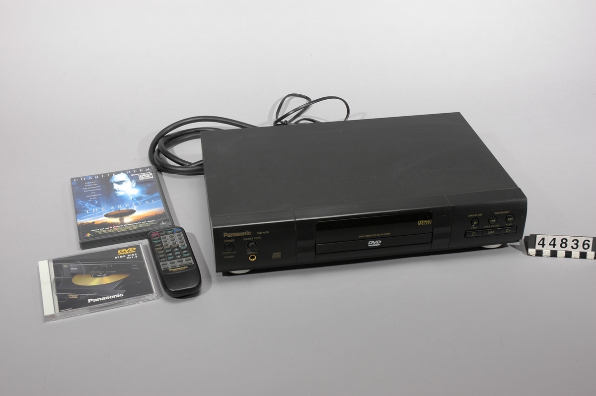 DVD spelare med fjärrkontroll, scartkabel, nätkabel, DVD skiva Panasonic demo disc vol 3 och en spelfilm- köp/dvd film Charlie Sheen - The arrival.