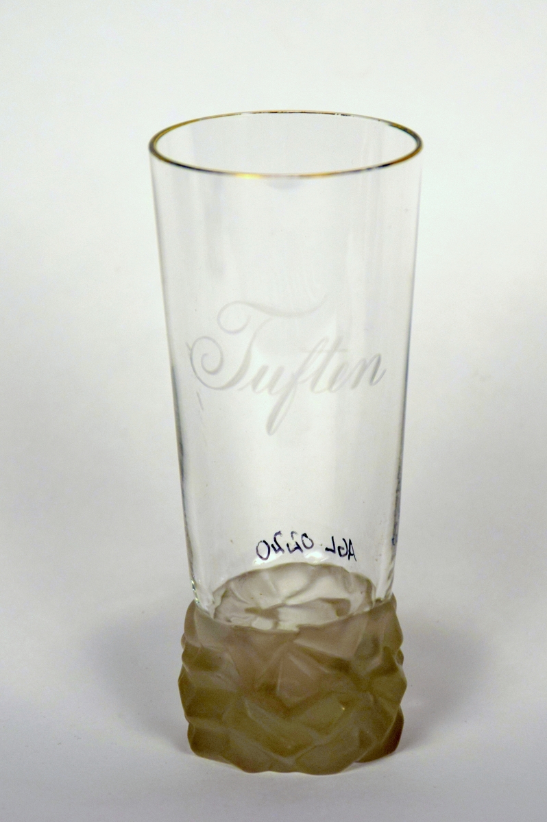 Glasset av samme type som AGL 00216, bortsett fra manglende gullkant og klar stett. Gravert innskrift.
