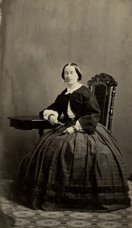En kvinna.
Fru Mathilda Strömberg, född Bronell.
Bilden tagen i Wilhelmina Lagerholms fotoateljé i Örebro.