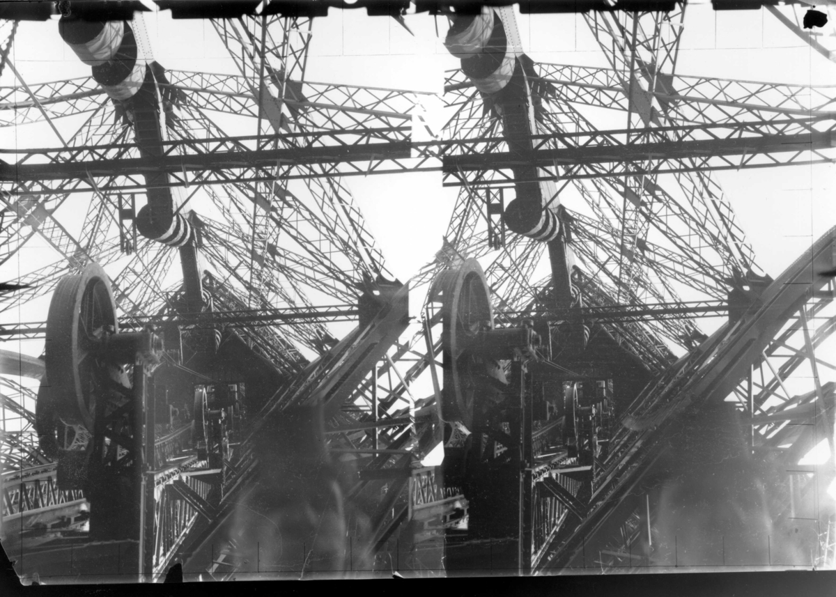 Sannolikt från Eiffeltornet. Bild tagen uppåt. Fotografen själv, N Strindberg, i bildens nederkant? Stereobild. Påsiktsbild från nitratnegativ.