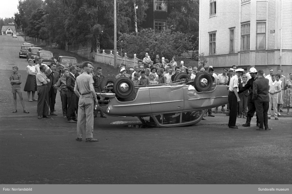 Att det smäller allt som oftast i korsningen Bergsgatan-Nybrogatan är nog de flesta Sundsvallsbor väl bekanta med. Och fenomenet är ingalunda någon nyhet. Här är ett exempel från tiden innan trafikljusens och filkörningens era. Efter en kraftig krock mellan två personbilar en torsdagskväll i juni 1959 voltade en av bilarna och blev liggande på taket. En dam som färdades i den voltande bilen fick föras till sjukhus, dock inte värre skadad än att hon kunde åka hem samma kväll. Korsningen är fortfarande (2016) mycket olycksdrabbad.