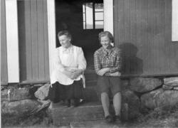 Frå venstre: Sebjørg Thorset, fødd Løken 1888, og Birgit Jor