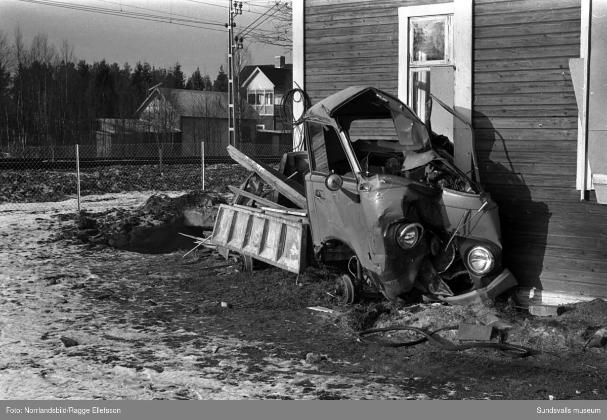 Bilder på skadade hus och en krossad bil efter tågkatastofen i Alby då Nordpilen den 6/9 1964 i hög fart spårade ur och fortsatte in bland bebodda hus längs järnvägsvallen.