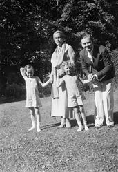 Per Aabel og prinsessene på Bygdøy kongsgård.