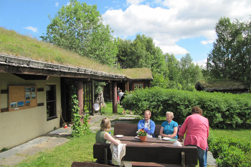 kvinner koser seg med kaffe i vingelen kirke og skolemuseum