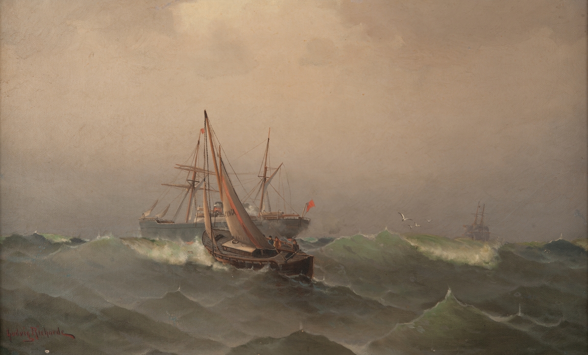 Skonertriggad, gråmålad ångare i hög sjö, förande engelsk flagg samt Vingas lotskutter, som håller på att borda densamma. Till höger seglare för små segel.