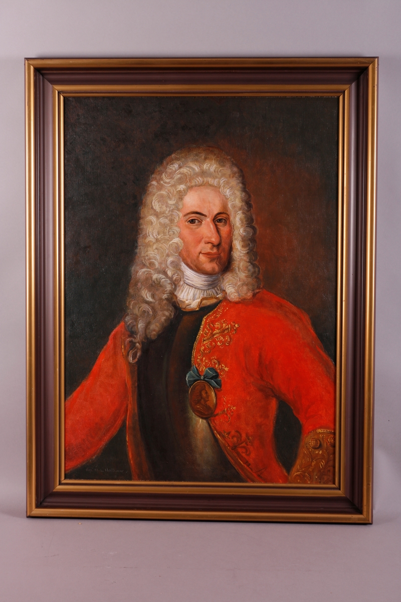 Portrett av Peter Wessel Tordenskiold.
Tordenskiold bærer parykk og har på seg en rød jakke. På jakken er det festet en kongemedalje.