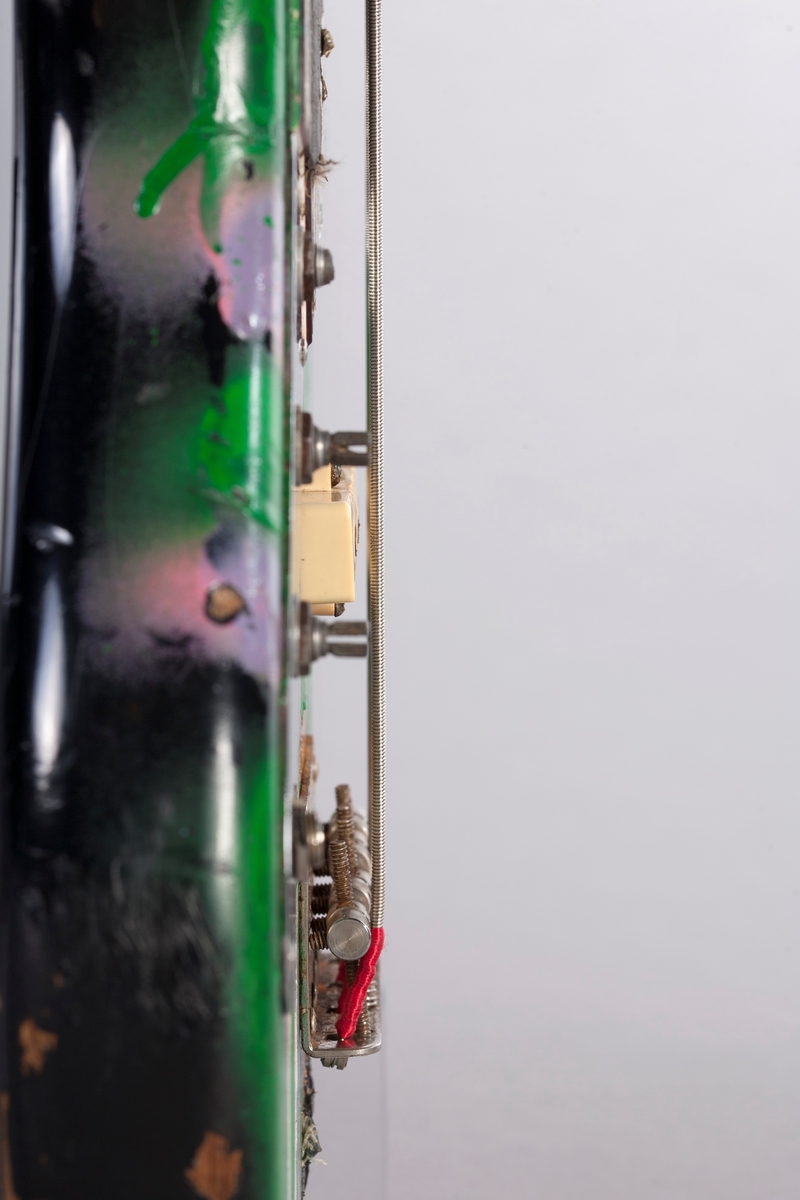 4-strengs elektrisk bass for venstrehendte i Solid Body opprinnelig lakkert med Sunburst-finish, nå spraylakkert og påsatt klistremerker. Kropp av mahogny og bjørk i «lokket». Hals av laminert lønn. Gripebrett av rosentre. Alnico pickuper (halspickupen er fjernet). To volumkontroller og en tonekontroll.
