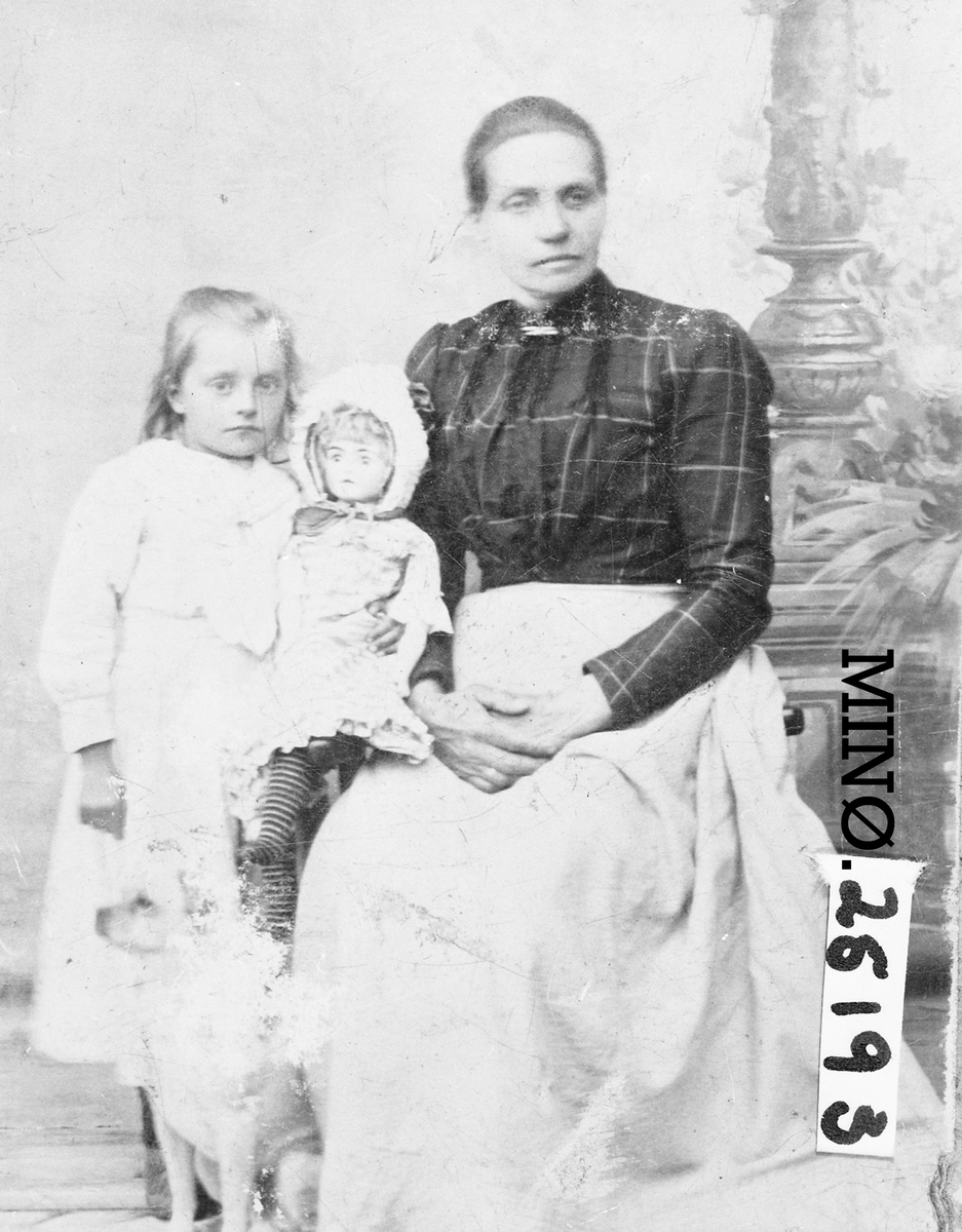 Portrett av Marit Estensdatter, (1856-19??) frå Norsen Kveberg og søsterdatter Marie (født 1895)