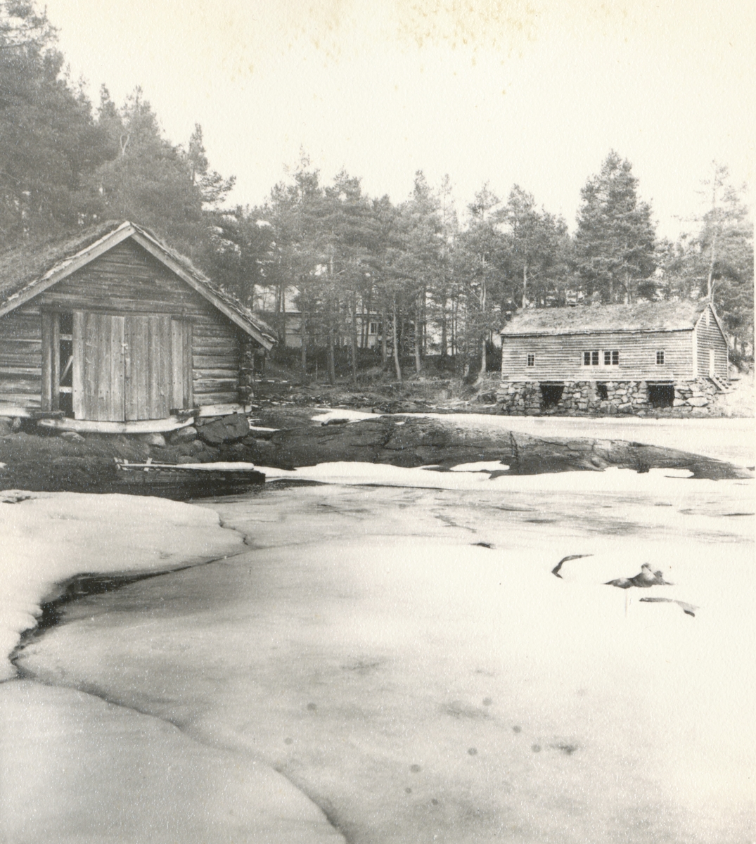 Fjordmannstova på Sunnmøre Museum med Storfæringsnaustet ved Katavågen.